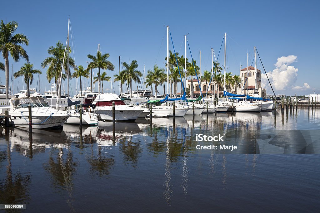 Barche ancorate alla Marina - Foto stock royalty-free di Offshore