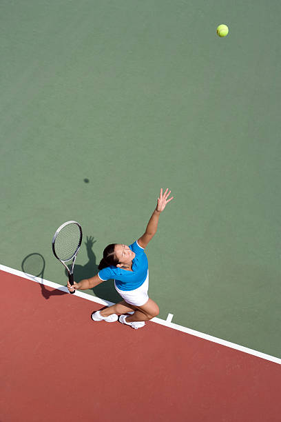 młoda kobieta tenisistka podawania - tennis ball tennis racket tennis vertical zdjęcia i obrazy z banku zdjęć