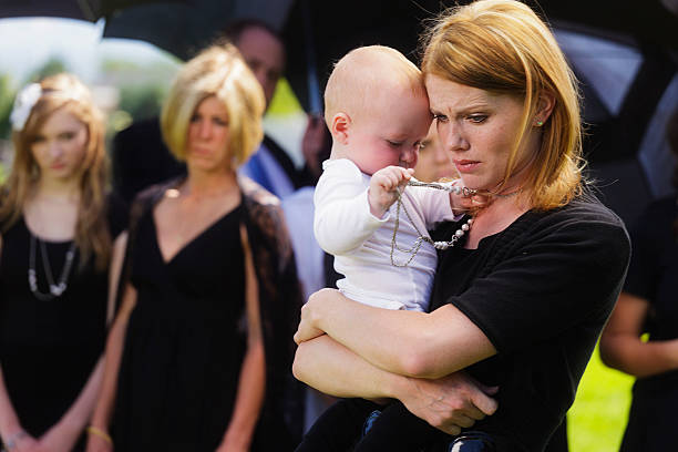 madre y bebé en un funeral - graveside service fotografías e imágenes de stock