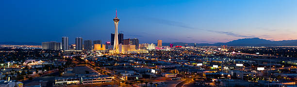 widok z lotu ptaka widok na las vegas w zmierzch - las vegas metropolitan area skyline panoramic the las vegas strip zdjęcia i obrazy z banku zdję�ć