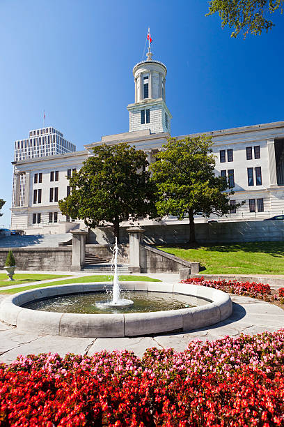 capitólio do estado do tennessee edifício em nashville - nashville tennessee state capitol building federal building imagens e fotografias de stock