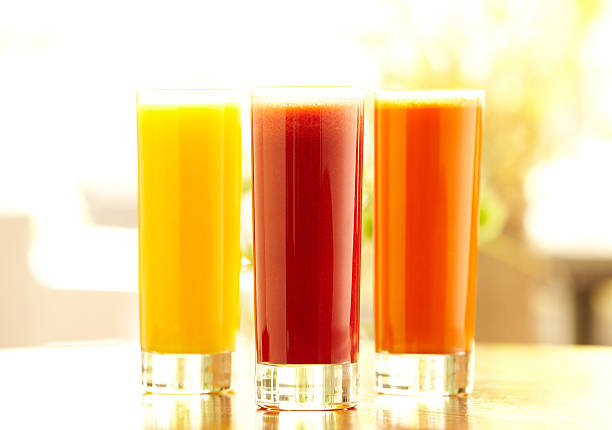 fünf hohe gläser orange, karotte und gemüsesaft - gourmet juice bar juice carrot stock-fotos und bilder