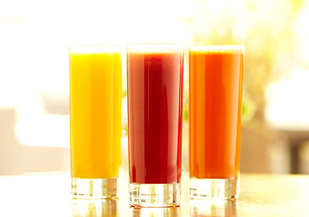 três alto copos de laranja, sumo de vegetais de cenoura e - freshly squeezed orange juice imagens e fotografias de stock