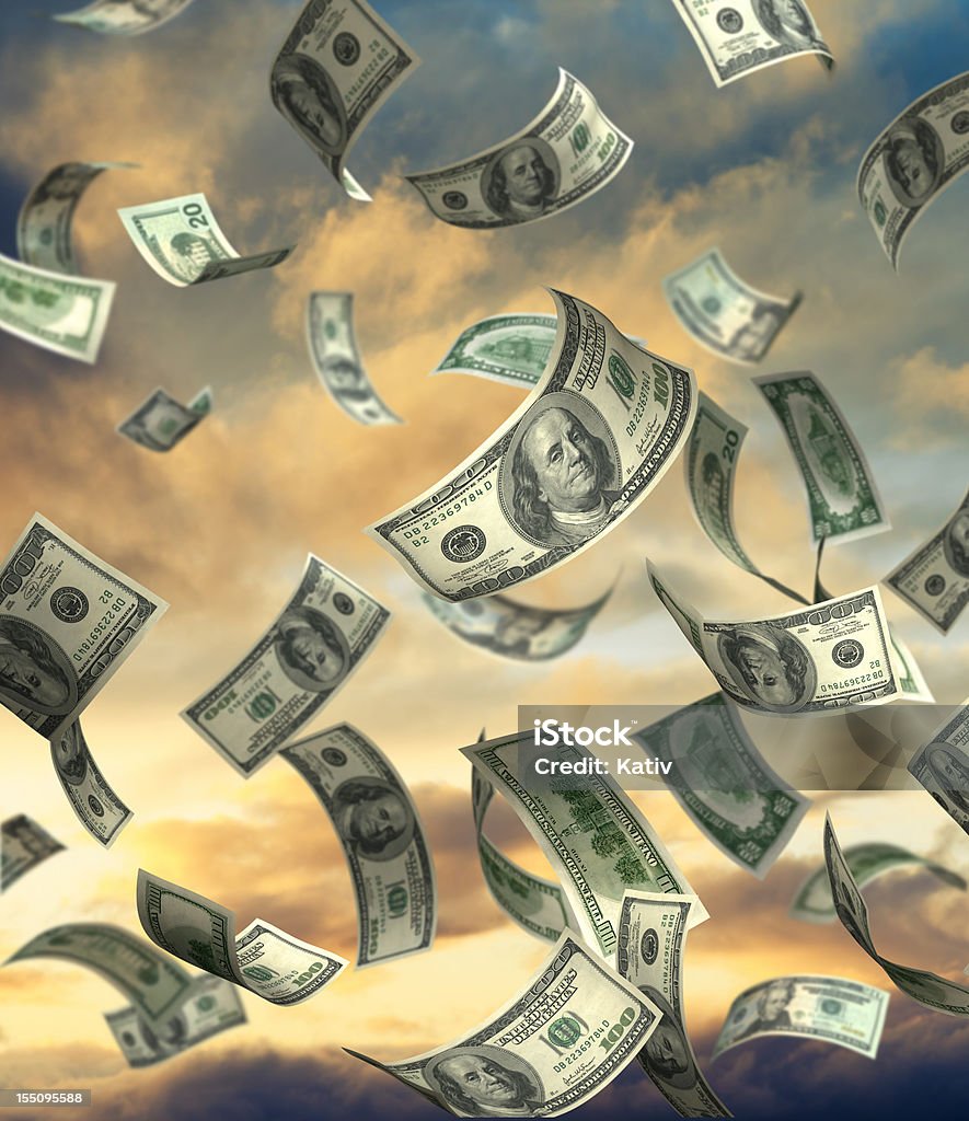 Деньги, падающие с неба - Стоковые фото В воздухе роялти-фри