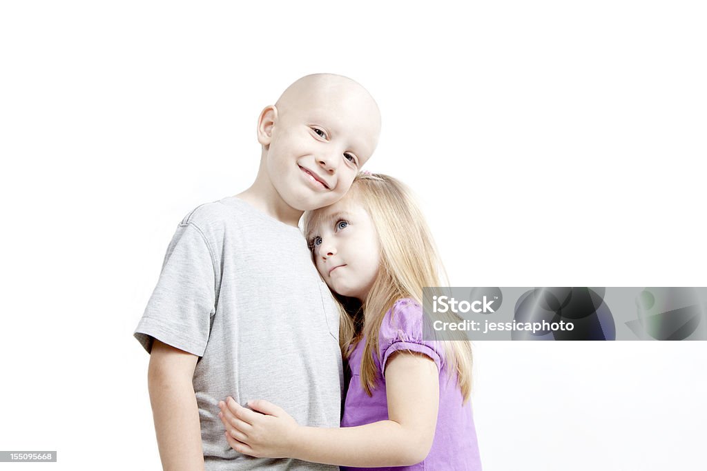 Niño feliz con cáncer y hermana Horizontal amoroso - Foto de stock de Niñas libre de derechos