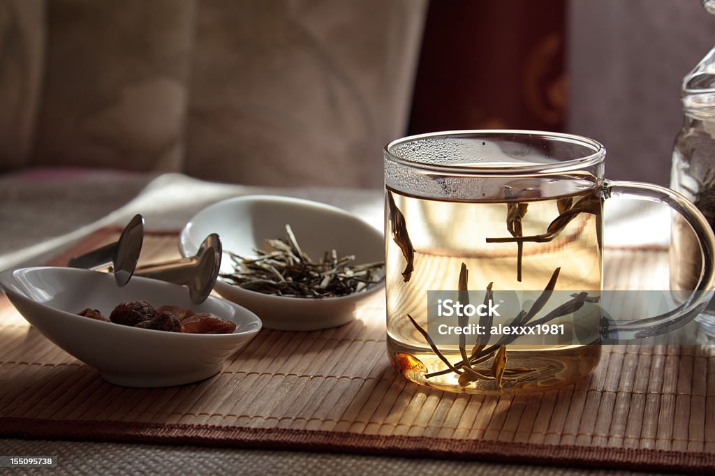 Coupe en verre de thé parfumé et gamelles sur une table - Photo de Aliment cuit à l'eau libre de droits