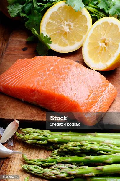 Trancio Di Salmone Crudo - Fotografie stock e altre immagini di Alimentazione sana - Alimentazione sana, Composizione verticale, Crudo