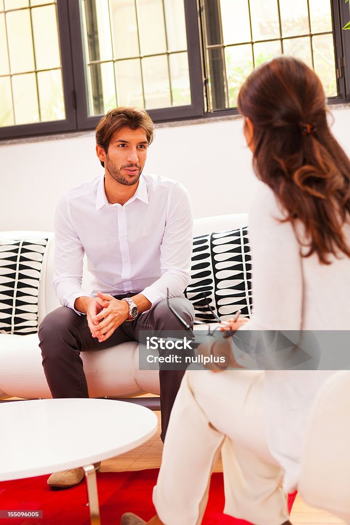 Человек, разговаривать с его Психиатр - Стоковые фото Терапия роялти-фри