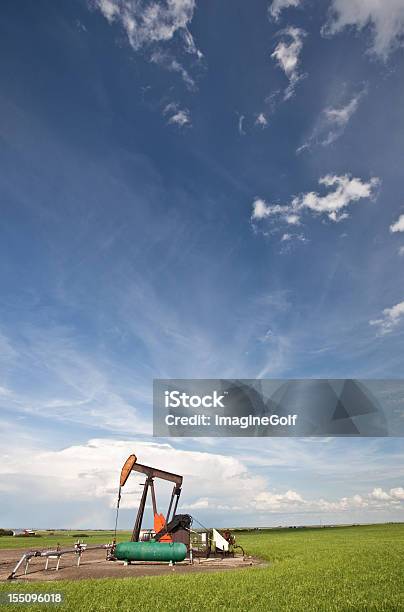 Prairie Pumpjack Stockfoto und mehr Bilder von Abenddämmerung - Abenddämmerung, Ausrüstung und Geräte, Bildkomposition und Technik