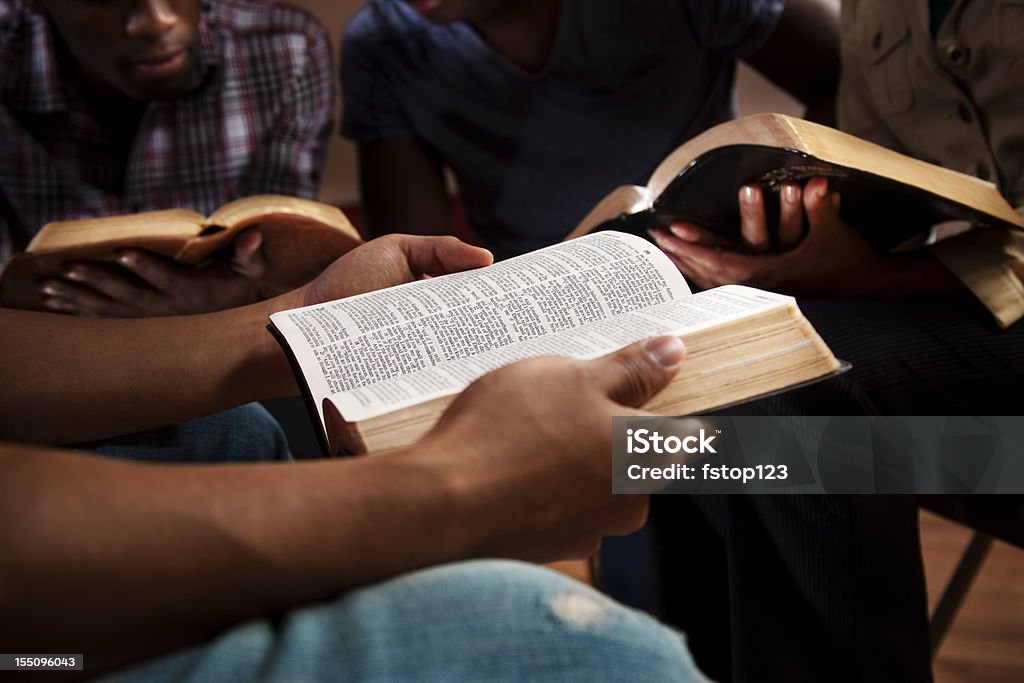 Junge Erwachsene in eine Bibel Arbeitszimmer. - Lizenzfrei Bibel Stock-Foto