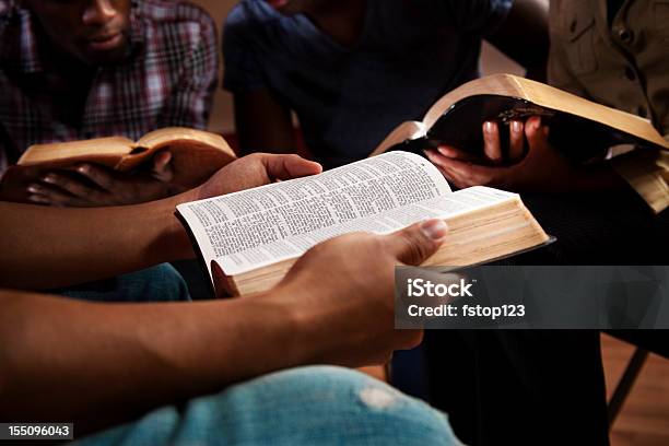 Junge Erwachsene In Eine Bibel Arbeitszimmer Stockfoto und mehr Bilder von Bibel - Bibel, Akademisches Lernen, Kirche