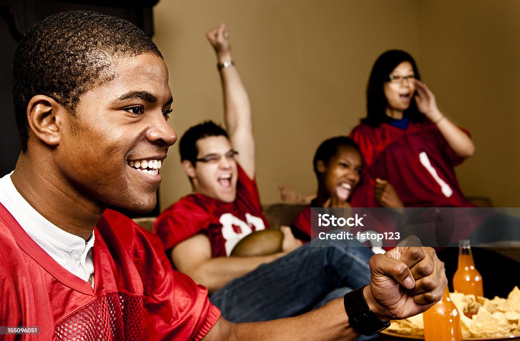 I tifosi di calcio a casa guardare, tifo. Gioco di sport in televisione. - Foto stock royalty-free di Football americano