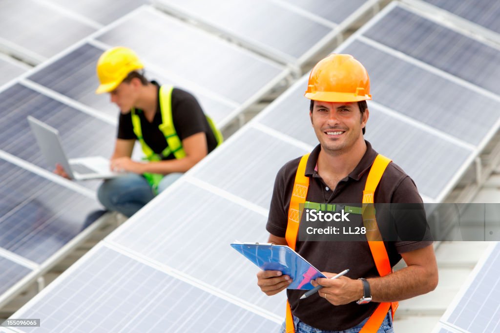 Inspeccionar el techo solar - Foto de stock de Instalar libre de derechos