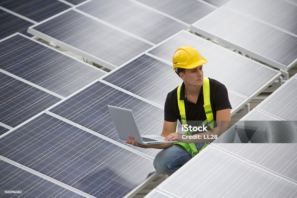 Ingénieur travaillant - Photo de Panneau solaire libre de droits