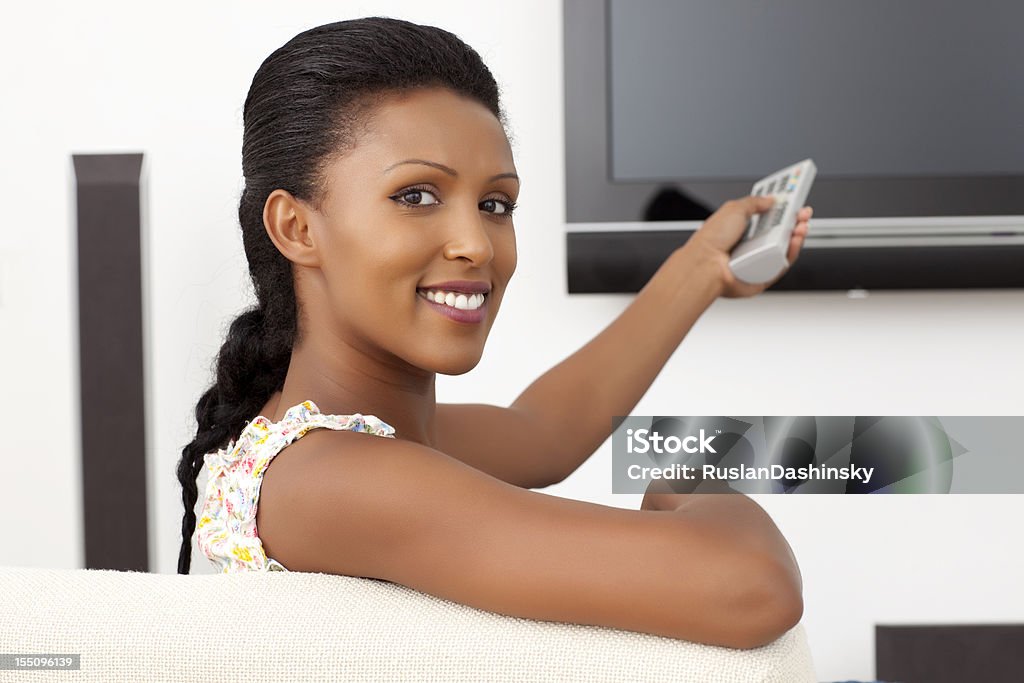 Mulher assistindo Tv - Foto de stock de 20 Anos royalty-free