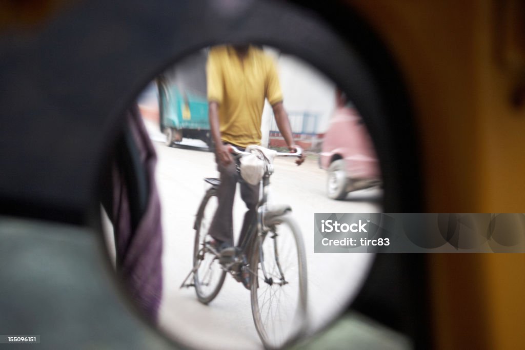 Indian cycliste dans un auto-rickshaw miroir - Photo de Adulte libre de droits