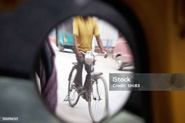 Photo libre de droit de Indian Cycliste Dans Un Autorickshaw Miroir banque d'images et plus d'images libres de droit de Adulte - Adulte, Asie, Culture asiatique