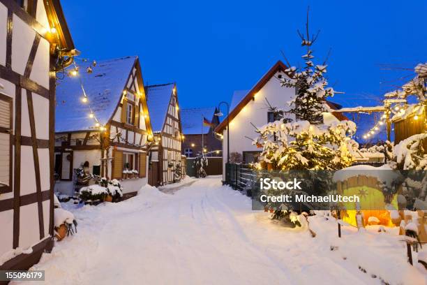 Christmas Ulica W Nocy - zdjęcia stockowe i więcej obrazów Boże Narodzenie - Boże Narodzenie, Śnieg, Dom - Budowla mieszkaniowa