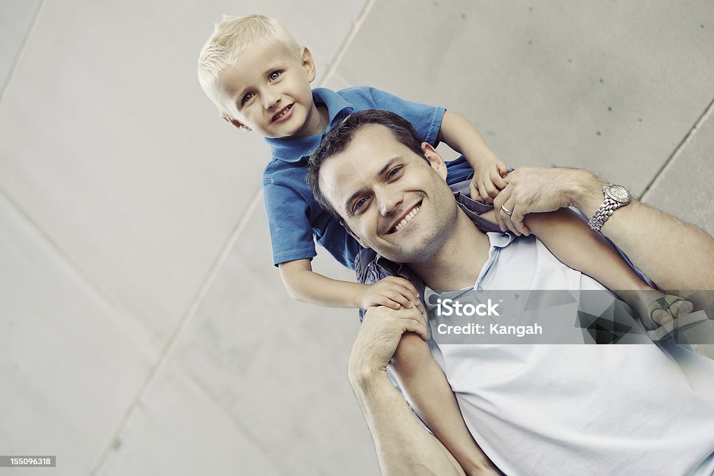 Père et fils - Photo de 25-29 ans libre de droits