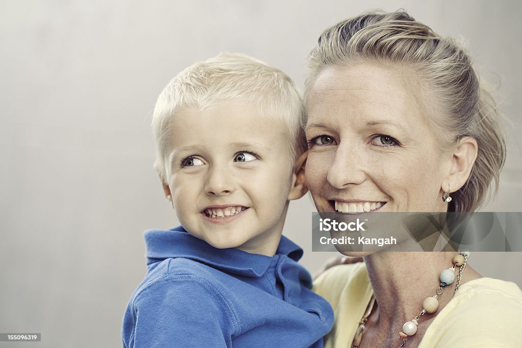 Mère et fils - Photo de 30-34 ans libre de droits