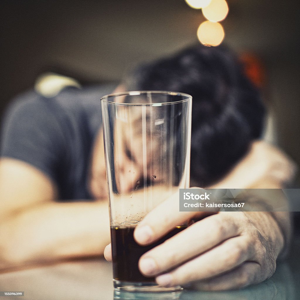 Hombre deprimido el consumo de Alcohol - Foto de stock de Bebida alcohólica libre de derechos