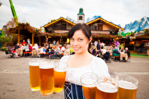 junge frau mit deutschen bier - serving drink beer garden beer glass stock-fotos und bilder