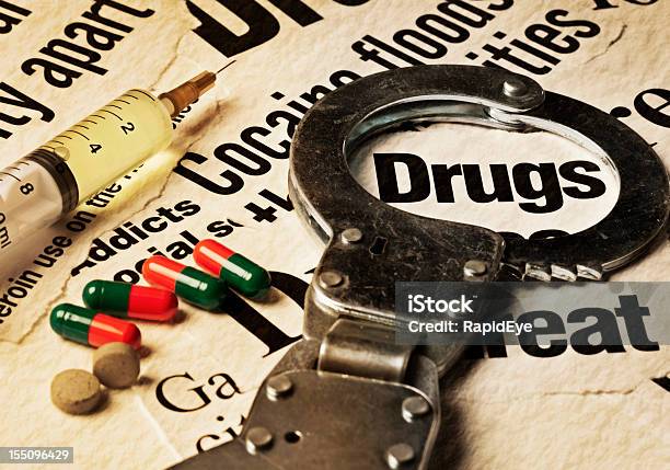 Strzykawki Tabletki I Kajdanki Na Wybarwione Związane Z Lekiem Nagłówki - zdjęcia stockowe i więcej obrazów Areszt