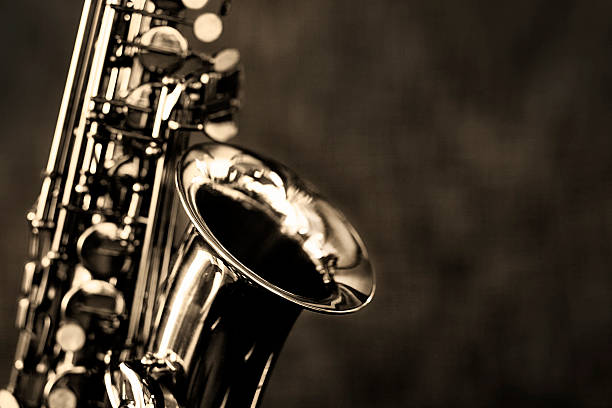 blanco y negro de cerca de saxofón alto - light jazz fotografías e imágenes de stock