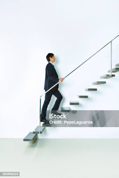 Photo libre de droit de Homme Daffaires Asiatique Se Rendre banque d'images et plus d'images libres de droit de Escalier - Escalier, Monter, Hommes