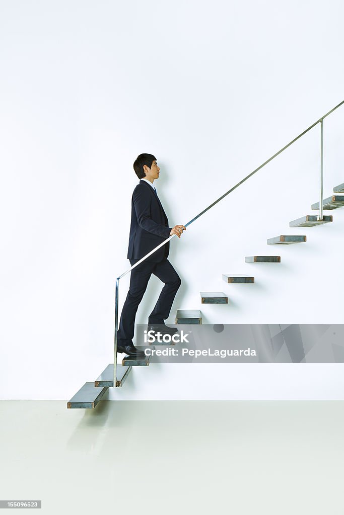 Empresário asiático subindo - Foto de stock de Escadaria royalty-free