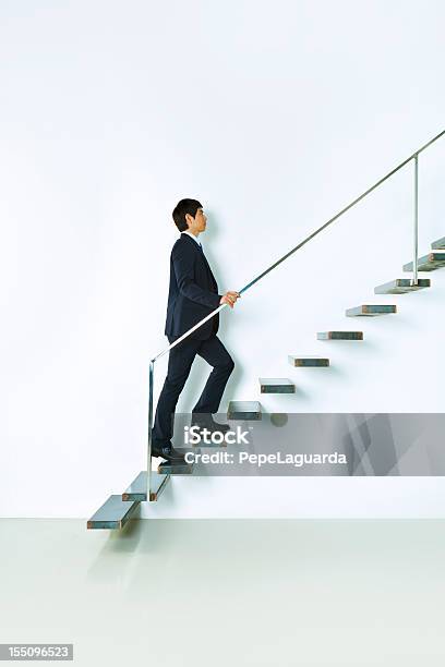 Foto de Empresário Asiático Subindo e mais fotos de stock de Escadaria - Escadaria, Movendo-se para Cima, Homens