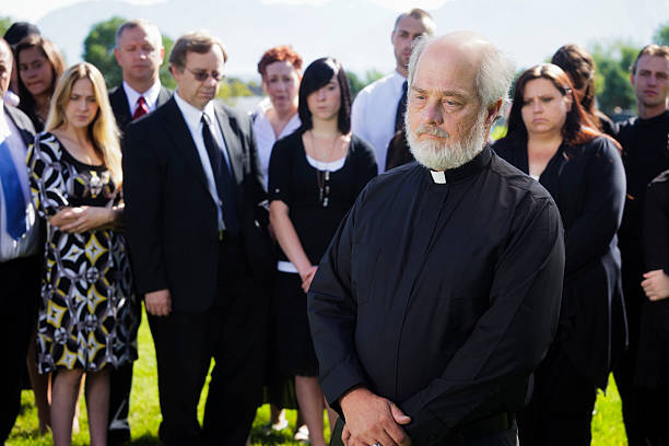 sacerdote en funeral - graveside service fotografías e imágenes de stock