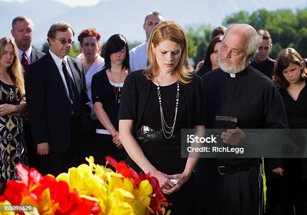 司祭のフューネラル - 葬儀のストックフォトや画像を多数ご用意 - 葬儀, 群集, 寡婦