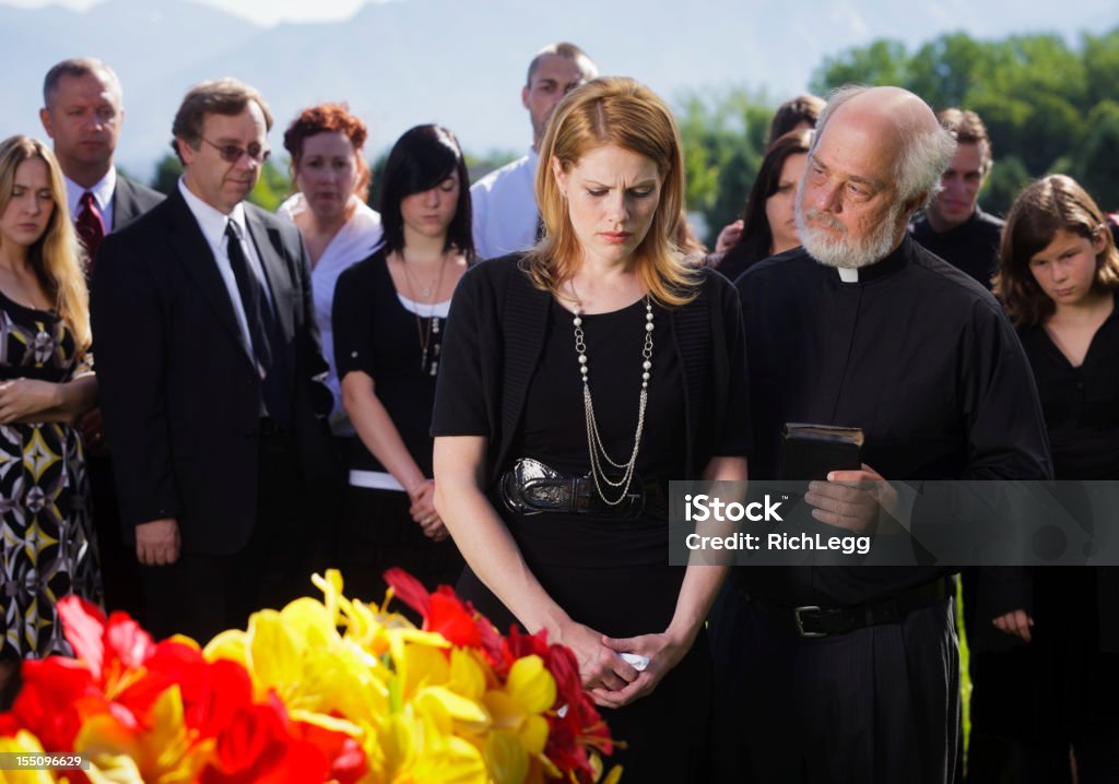 사제 한 퓨너럴 - 로열티 프리 장례식 스톡 사진