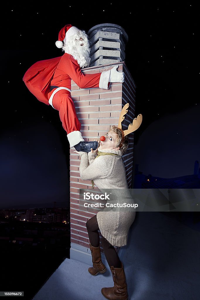 Babbo Natale con Rudoph in un comignolo - Foto stock royalty-free di Babbo Natale
