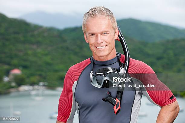 Photo libre de droit de Mature Homme Plongée Sousmarine banque d'images et plus d'images libres de droit de Endroit isolé - Endroit isolé, Hommes, Masque de plongée sous-marine