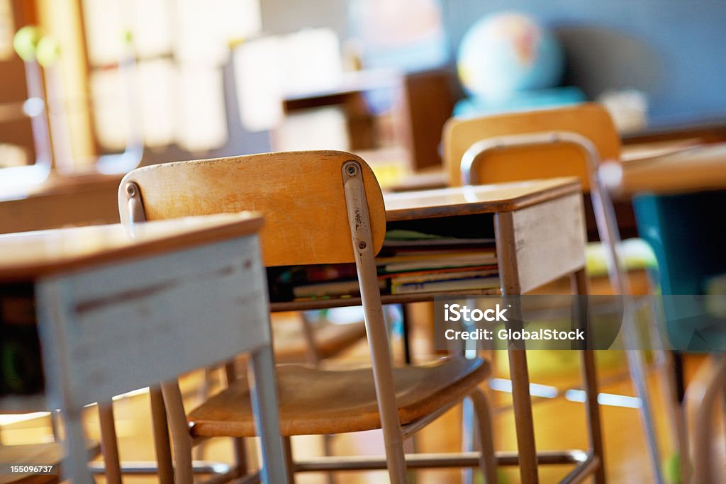 Classroom with empty wooden desks - 免版稅教育圖庫照片