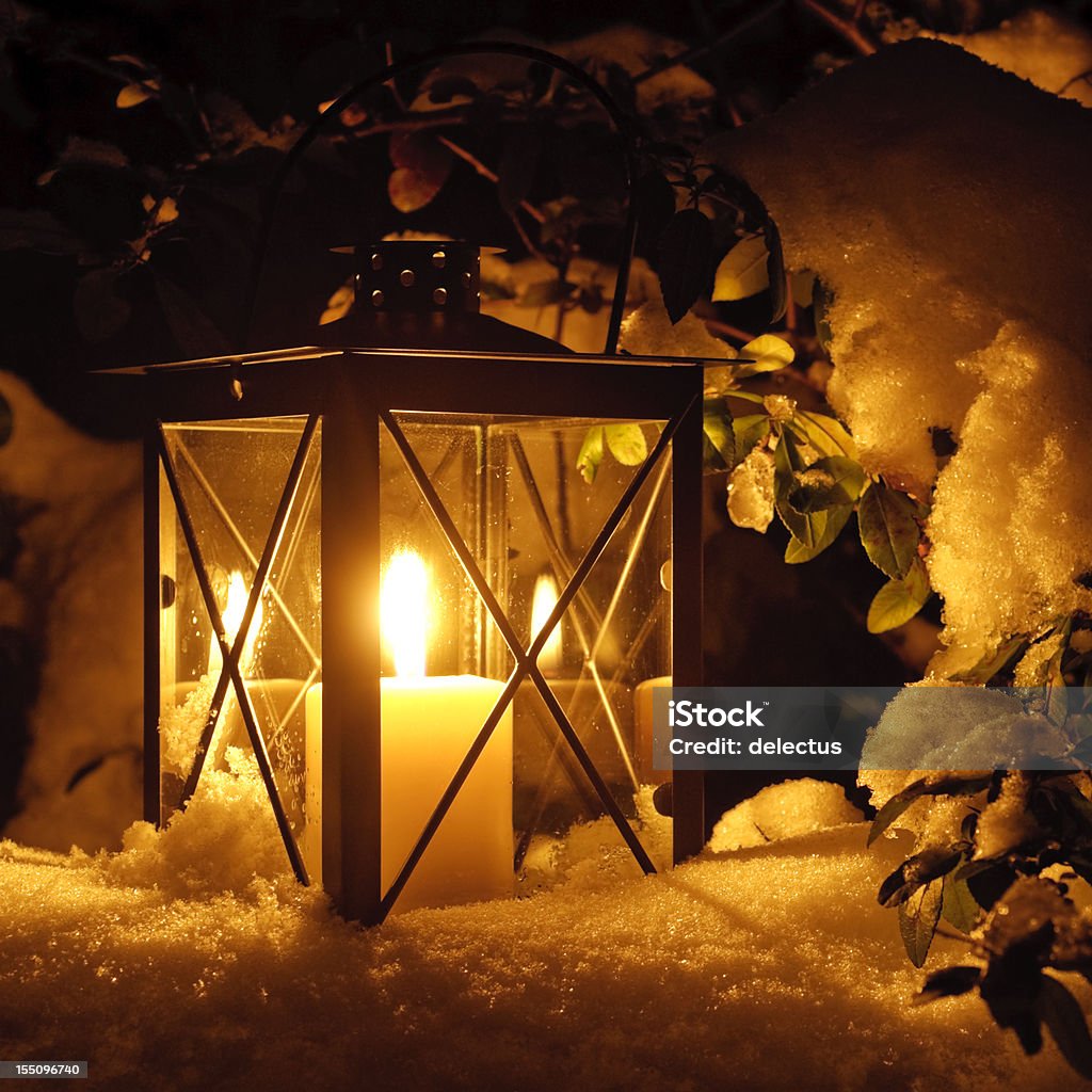Linterna en la nieve - Foto de stock de Linterna libre de derechos
