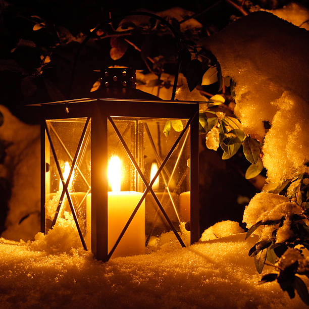 lanterna nella neve - warmes licht foto e immagini stock
