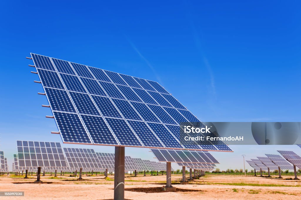 太陽熱発電所 - ソーラーパネルのロイヤリティフリーストックフォト