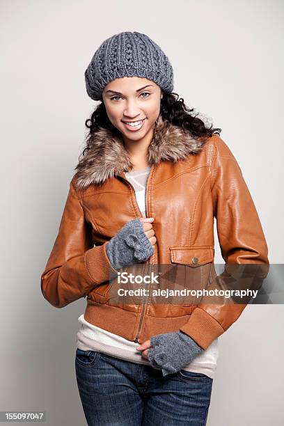 Étnica Mujer Sonriente Con Chaqueta Foto de stock y más banco de imágenes de 20 a 29 años - 20 a 29 años, Adulto, Adulto joven