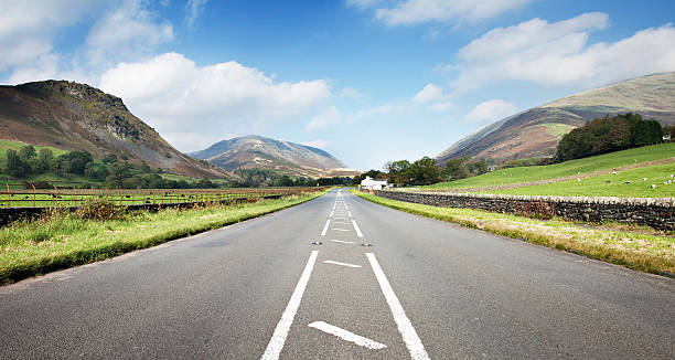 regione dei laghi road - uk mountain color image cumbria foto e immagini stock