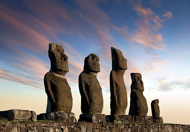 aube sur moais à ahu tahai sur l'île de pâques, au large du chili - moai statue photos et images de collection