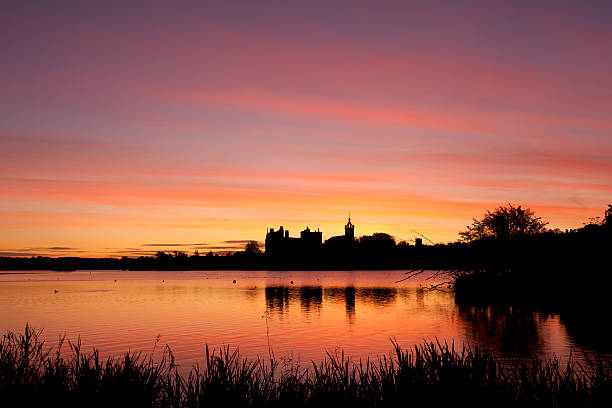 alba sopra linlithgow palace. - linlithgow palace foto e immagini stock