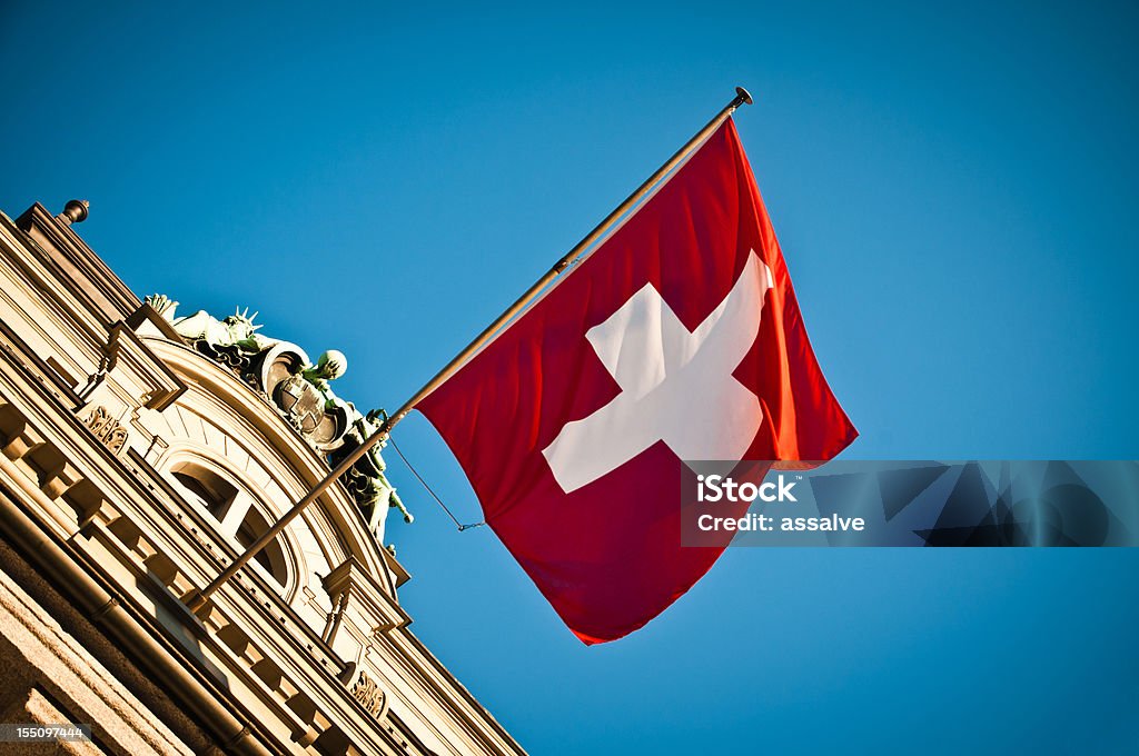 Bandeira Suíça acenando no edifício histórico - Foto de stock de Bandeira Suíça royalty-free