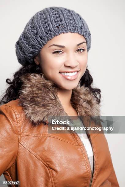 Etnico Sorridente Donna Con Giacca - Fotografie stock e altre immagini di Abbronzatura - Abbronzatura, Abiti pesanti, Adulto