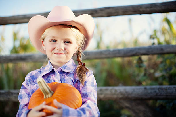 felice pumpkins - pumpkin child little girls pumpkin patch foto e immagini stock