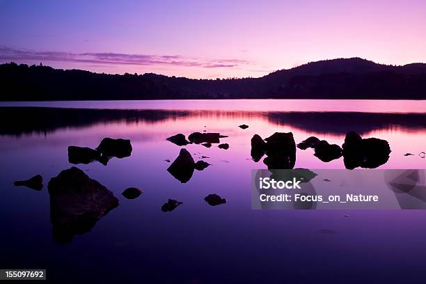 静寂な湖の風景 - オーヴェルニュのストックフォトや画像を多数ご用意 - オーヴェルニュ, ピュイドドーム, なだらかな起伏のある地形