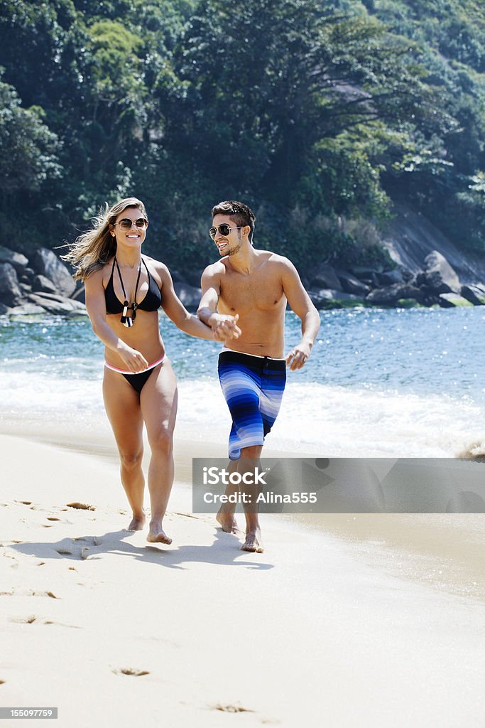 Jovem Casal feliz a correr na praia - Royalty-free 20-24 Anos Foto de stock