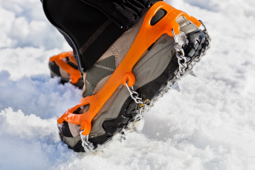 Steel chains for shoes that cross the plant and the heel of the foot for an efficient traction on ice and packed snow. Canon EOS 5D Mark II